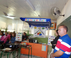 Para contribuir com a formação de alunos mais críticos, a Escola Estadual Jardim Cruzeiro, em Umuarama, promoveu em neste mês uma palestra sobre educação fiscal, com a presença da auditora da Receita Estadual Valéria Galdeano. Participaram cerca de 50 alunos e professores. A ação faz parte do trabalho final de curso desenvolvido pela diretora da escola, Valdelice Bento Fontes.
