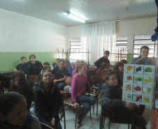 Para contribuir com a formação de alunos mais críticos, a Escola Estadual Jardim Cruzeiro, em Umuarama, promoveu em neste mês uma palestra sobre educação fiscal, com a presença da auditora da Receita Estadual Valéria Galdeano. Participaram cerca de 50 alunos e professores. A ação faz parte do trabalho final de curso desenvolvido pela diretora da escola, Valdelice Bento Fontes.
