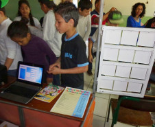 Para contribuir com a formação de alunos mais críticos, a Escola Estadual Jardim Cruzeiro, em Umuarama, promoveu em neste mês uma palestra sobre educação fiscal, com a presença da auditora da Receita Estadual Valéria Galdeano. Participaram cerca de 50 alunos e professores. A ação faz parte do trabalho final de curso desenvolvido pela diretora da escola, Valdelice Bento Fontes.