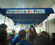 Para contribuir com a formação de alunos mais críticos, a Escola Estadual Jardim Cruzeiro, em Umuarama, promoveu em neste mês uma palestra sobre educação fiscal, com a presença da auditora da Receita Estadual Valéria Galdeano. Participaram cerca de 50 alunos e professores. A ação faz parte do trabalho final de curso desenvolvido pela diretora da escola, Valdelice Bento Fontes.