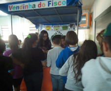 Para contribuir com a formação de alunos mais críticos, a Escola Estadual Jardim Cruzeiro, em Umuarama, promoveu em neste mês uma palestra sobre educação fiscal, com a presença da auditora da Receita Estadual Valéria Galdeano. Participaram cerca de 50 alunos e professores. A ação faz parte do trabalho final de curso desenvolvido pela diretora da escola, Valdelice Bento Fontes.