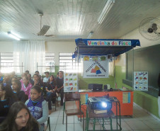Para contribuir com a formação de alunos mais críticos, a Escola Estadual Jardim Cruzeiro, em Umuarama, promoveu em neste mês uma palestra sobre educação fiscal, com a presença da auditora da Receita Estadual Valéria Galdeano. Participaram cerca de 50 alunos e professores. A ação faz parte do trabalho final de curso desenvolvido pela diretora da escola, Valdelice Bento Fontes.
