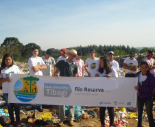Alunos da Casa Familiar Rural de Reserva, na Região dos Campos Gerais, puderam conhecer um pouco mais sobre a realidade ambiental do município durante uma visita ao lixão da cidade.