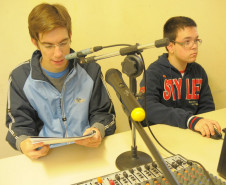 Estudantes criam conteúdo para web rádio e televisão online e também transformam o lixo eletrônico doado pela comunidade em recurso didático.