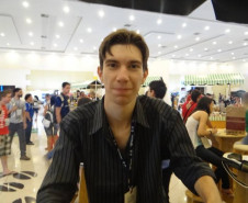 Estudantes criam conteúdo para web rádio e televisão online e também transformam o lixo eletrônico doado pela comunidade em recurso didático.