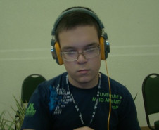 Estudantes criam conteúdo para web rádio e televisão online e também transformam o lixo eletrônico doado pela comunidade em recurso didático.