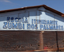 Estudantes criam conteúdo para web rádio e televisão online e também transformam o lixo eletrônico doado pela comunidade em recurso didático