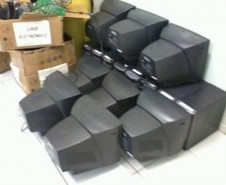 Estudantes criam conteúdo para web rádio e televisão online e também transformam o lixo eletrônico doado pela comunidade em recurso didático.