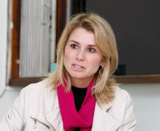 CEEBJA Paulo Freire, alunos fazem prova online, na foto a vice-diretora Virginia Oliviera. 30-07-14.