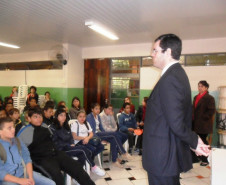 Quatro escolas da rede estadual na região de Ivaiporã, no Norte Central Paranaense, receberam a visita de um representante do Ministério Público, que conversou com alunos e professores. Os temas tratados incluíram o Estatuto da Criança e Adolescente, direitos e deveres dos estudantes, respeito aos profissionais e colegas, responsabilidade dos pais e o uso de drogas.