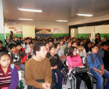 Quatro escolas da rede estadual na região de Ivaiporã, no Norte Central Paranaense, receberam a visita de um representante do Ministério Público, que conversou com alunos e professores. Os temas tratados incluíram o Estatuto da Criança e Adolescente, direitos e deveres dos estudantes, respeito aos profissionais e colegas, responsabilidade dos pais e o uso de drogas.