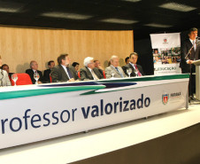Governador Beto Richa durante assinatura que estabelece reajuste salarial de 5,91% para professores da rede estadual de ensino. Professores da rede estadual de ensino receberam nesta segunda-feira (31), salários com inclusão de 2,83 %. Em setembro, já havia sido efetuado inclusão de mais 3% retroativo a julho. 