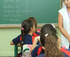 Professores da rede estadual de ensino receberam nesta segunda-feira (31), salários com inclusão de 2,83 %. Em setembro, já havia sido efetuado inclusão de mais 3% retroativo a julho.