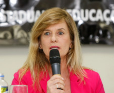 Cerca de 400 pessoas participam nesta semana, em Foz do Iguaçu, do 2º Seminário Estadual de Educação no Sistema Prisional do Paraná. O objetivo é o aprimoramento dos profissionais que atuam com escolarização e qualificação profissional dos presos. 11-08-14.