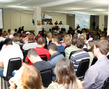 Cerca de 400 pessoas participam nesta semana, em Foz do Iguaçu, do 2º Seminário Estadual de Educação no Sistema Prisional do Paraná. O objetivo é o aprimoramento dos profissionais que atuam com escolarização e qualificação profissional dos presos. 11-08-14.