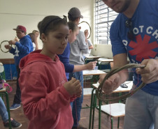 No início do mês, a rotina dos alunos, professores e funcionários do Colégio Estadual Professor Francisco Lima da Silva, em Cascavel, Oeste do Paraná, foi modificada com a realização de várias atividades do projeto Intervenção Cultural. O evento buscou proporcionar para a comunidade escolar o acesso à cultura por meio da música, da dança, do desenho, da reutilização de materiais recicláveis e do esporte.