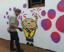 No início do mês, a rotina dos alunos, professores e funcionários do Colégio Estadual Professor Francisco Lima da Silva, em Cascavel, Oeste do Paraná, foi modificada com a realização de várias atividades do projeto Intervenção Cultural. O evento buscou proporcionar para a comunidade escolar o acesso à cultura por meio da música, da dança, do desenho, da reutilização de materiais recicláveis e do esporte.