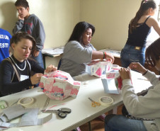 No início do mês, a rotina dos alunos, professores e funcionários do Colégio Estadual Professor Francisco Lima da Silva, em Cascavel, Oeste do Paraná, foi modificada com a realização de várias atividades do projeto Intervenção Cultural. O evento buscou proporcionar para a comunidade escolar o acesso à cultura por meio da música, da dança, do desenho, da reutilização de materiais recicláveis e do esporte.