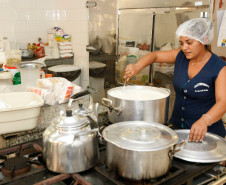 As questões ambientais fazem parte do dia a dia dos alunos, funcionários e professores do Colégio Estadual Eron Domingues, em Marechal Cândido Rondon, no Oeste do Estado. Há quatro anos foram implantadas cisternas para a coleta da água da chuva, e há dois anos o colégio construiu o próprio depósito para armazenamento dos resíduos sólidos. 12-08-14.