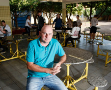 As questões ambientais fazem parte do dia a dia dos alunos, funcionários e professores do Colégio Estadual Eron Domingues, em Marechal Cândido Rondon, no Oeste do Estado. Há quatro anos foram implantadas cisternas para a coleta da água da chuva, e há dois anos o colégio construiu o próprio depósito para armazenamento dos resíduos sólidos. 12-08-14.