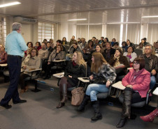 Representantes da Secretaria de Estado da Educação participaram de um encontro com o diretor norte-americano Timothy Patrick Doran. A reunião aconteceu nessa quarta-feira (13), em Curitiba, e serviu para ele apresentar um pouco da sua experiência como gestor de escola na cidade de Fairbanks, no Alaska.