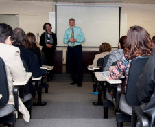 Representantes da Secretaria de Estado da Educação participaram de um encontro com o diretor norte-americano Timothy Patrick Doran. A reunião aconteceu nessa quarta-feira (13), em Curitiba, e serviu para ele apresentar um pouco da sua experiência como gestor de escola na cidade de Fairbanks, no Alaska.