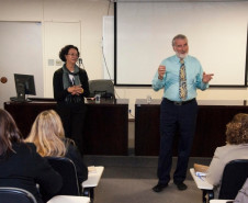Representantes da Secretaria de Estado da Educação participaram de um encontro com o diretor norte-americano Timothy Patrick Doran. A reunião aconteceu nessa quarta-feira (13), em Curitiba, e serviu para ele apresentar um pouco da sua experiência como gestor de escola na cidade de Fairbanks, no Alaska.