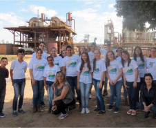 Uma vez por mês, os alunos do 1° e 2° anos do ensino médio do Colégio Estadual Duque de Caxias, em Tuneiras do Oeste, no Noroeste do Estado, realizam testes químicos e físicos com amostras de águas coletadas das nascentes dos mananciais da Reserva Biológica das Perobas, a segunda maior do Paraná. No final do ano, um relatório será apresentado para a comunidade sobre os cuidados com as nascentes e solo da região. 
