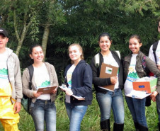 Uma vez por mês, os alunos do 1° e 2° anos do ensino médio do Colégio Estadual Duque de Caxias, em Tuneiras do Oeste, no Noroeste do Estado, realizam testes químicos e físicos com amostras de águas coletadas das nascentes dos mananciais da Reserva Biológica das Perobas, a segunda maior do Paraná. No final do ano, um relatório será apresentado para a comunidade sobre os cuidados com as nascentes e solo da região. 
 