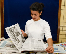 Natália Maria Chwarz, de 16 anos, do 1º ano, é uma das alunas que preferem a leitura das notícias. “Eu pego mais o jornal, uso pouco a internet. A nossa professora incentiva a gente a fazer vários projetos com a leitura. A internet é uma boa ferramenta, mas só isso não adianta. Gosto da banca. Aproveitamos a hora do recreio para ler. Os jornais também nos ajudam nos trabalhos escolares”, afirmou Natalia. 12-08-14.