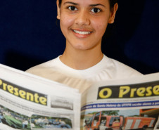 Natália Maria Chwarz, de 16 anos, do 1º ano, é uma das alunas que preferem a leitura das notícias. “Eu pego mais o jornal, uso pouco a internet. A nossa professora incentiva a gente a fazer vários projetos com a leitura. A internet é uma boa ferramenta, mas só isso não adianta. Gosto da banca. Aproveitamos a hora do recreio para ler. Os jornais também nos ajudam nos trabalhos escolares”, afirmou Natalia. 12-08-14.