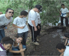 Alunos do 6° e 7° anos do ensino fundamental do Colégio Estadual Emílio de Menezes, em Japurá, no Noroeste do Estado, participaram de uma atividade pedagógica diferenciada. Depois de aprender em sala de aula questões sobre preservação ambiental, os estudantes foram até a reserva ecológica de Caraguatatiba, em São Manoel do Paraná, para realizar uma pesquisa de campo.