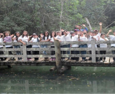 Alunos do 6° e 7° anos do ensino fundamental do Colégio Estadual Emílio de Menezes, em Japurá, no Noroeste do Estado, participaram de uma atividade pedagógica diferenciada. Depois de aprender em sala de aula questões sobre preservação ambiental, os estudantes foram até a reserva ecológica de Caraguatatiba, em São Manoel do Paraná, para realizar uma pesquisa de campo.