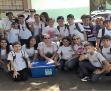 Alunos do 6° e 7° anos do ensino fundamental do Colégio Estadual Emílio de Menezes, em Japurá, no Noroeste do Estado, participaram de uma atividade pedagógica diferenciada. Depois de aprender em sala de aula questões sobre preservação ambiental, os estudantes foram até a reserva ecológica de Caraguatatiba, em São Manoel do Paraná, para realizar uma pesquisa de campo.