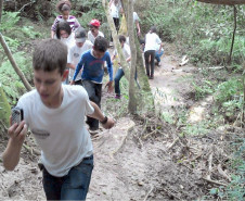 Alunos do 6° e 7° anos do ensino fundamental do Colégio Estadual Emílio de Menezes, em Japurá, no Noroeste do Estado, participaram de uma atividade pedagógica diferenciada. Depois de aprender em sala de aula questões sobre preservação ambiental, os estudantes foram até a reserva ecológica de Caraguatatiba, em São Manoel do Paraná, para realizar uma pesquisa de campo.