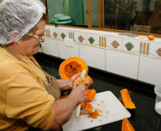Colegio Estadual Amancio Moro na Cidade de Corbélia, na foto a merendeira Mafalda Luiza de Macedo corta abóbora para fazer pão. 27-05-14. 