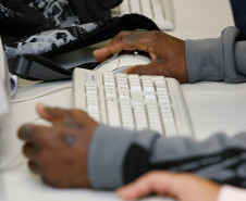 Ceebja Poty Lazzarotto, alunos fazem provas online. 20-10-14. 