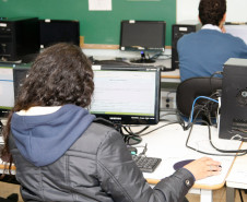 Ceebja Poty Lazzarotto, alunos fazem provas online. 20-10-14. 