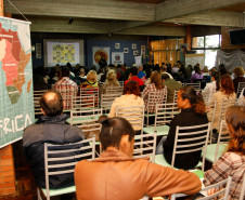O seminário “A Cor da Cultura” debateu as formas de ensinar a história e a cultura afro-brasileira e africana nas salas das escolas públicas do Paraná. O evento, promovido pelo Departamento de Educação para a Diversidade da Secretaria de Estado da Educação do Paraná (Seed-PR), foi realizado nesta quinta e sexta-feira (18 e 19) no auditório da Diretoria de Tecnologia Educacional (Ditec), em Curitiba. 19-09-14.  