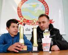 A equipe de atletismo do Colégio Estadual do Campo Rio Vermelho, de União da Vitória (Sul), vem se destacando em competições escolares no Paraná e nos estados de Santa Catarina e Rio Grande do Sul. O projeto de atletismo é desenvolvido no contraturno do colégio e já revelou talentos entre os alunos. 05-09-14.