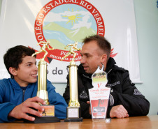 A equipe de atletismo do Colégio Estadual do Campo Rio Vermelho, de União da Vitória (Sul), vem se destacando em competições escolares no Paraná e nos estados de Santa Catarina e Rio Grande do Sul. O projeto de atletismo é desenvolvido no contraturno do colégio e já revelou talentos entre os alunos. 05-09-14.
