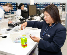 Aluna do Curso Técnico em Farmácia, Edilaine de Jesus, do Colégio Estadual São Pedro Apóstolo, trabalha no Hospital Vita como auxiliar de farmácia. 24-10-14.