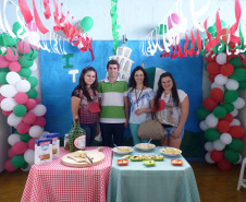 A cada dois anos o Colégio Estadual Jardim Porto Alegre, em Toledo, realiza a Mostra Tribos e Nações. Na sua oitava edição a atividade faz com que os alunos do ensino médio, a partir de uma área de interesse, pesquisem sobre outros países estabelecendo também conexões entre as disciplinas. Este ano, a atividade envolveu 350 estudantes.