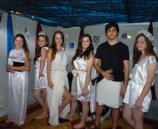 A cada dois anos o Colégio Estadual Jardim Porto Alegre, em Toledo, realiza a Mostra Tribos e Nações. Na sua oitava edição a atividade faz com que os alunos do ensino médio, a partir de uma área de interesse, pesquisem sobre outros países estabelecendo também conexões entre as disciplinas. Este ano, a atividade envolveu 350 estudantes.