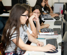Colégio Estadual Professor Narciso Mendes, alunos se preparam para o ENEM. 27-10-14.