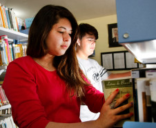 Colégio Estadual Professor Narciso Mendes, alunos se preparam para o ENEM, na foto os alunos Renata Cheneider e Cezar Amaral. 27-10-14.  