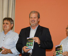 Lançamento do Livro Alimentação Saudavel na EMATER, Secretário da Educaçãao Paulo Schmidt. 28-10-14.