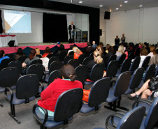 Cerca de 150 representantes de 15 municípios da Região Metropolitana de Curitiba e do Litoral do Paraná se reuniram, nessa quarta-feira (5), em Colombo, para discutir sobre a construção dos seus planos educacionais para os próximos dez anos. O evento conta com a orientação da Secretaria de Estado da Educação, Associação dos Municípios do Paraná (AMP) e União Nacional dos Dirigentes Municipais (Undime). 05-11-14.