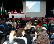 Cerca de 150 representantes de 15 municípios da Região Metropolitana de Curitiba e do Litoral do Paraná se reuniram, nessa quarta-feira (5), em Colombo, para discutir sobre a construção dos seus planos educacionais para os próximos dez anos. O evento conta com a orientação da Secretaria de Estado da Educação, Associação dos Municípios do Paraná (AMP) e União Nacional dos Dirigentes Municipais (Undime). 05-11-14.
