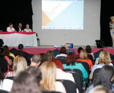 Cerca de 150 representantes de 15 municípios da Região Metropolitana de Curitiba e do Litoral do Paraná se reuniram, nessa quarta-feira (5), em Colombo, para discutir sobre a construção dos seus planos educacionais para os próximos dez anos. O evento conta com a orientação da Secretaria de Estado da Educação, Associação dos Municípios do Paraná (AMP) e União Nacional dos Dirigentes Municipais (Undime). 05-11-14.
